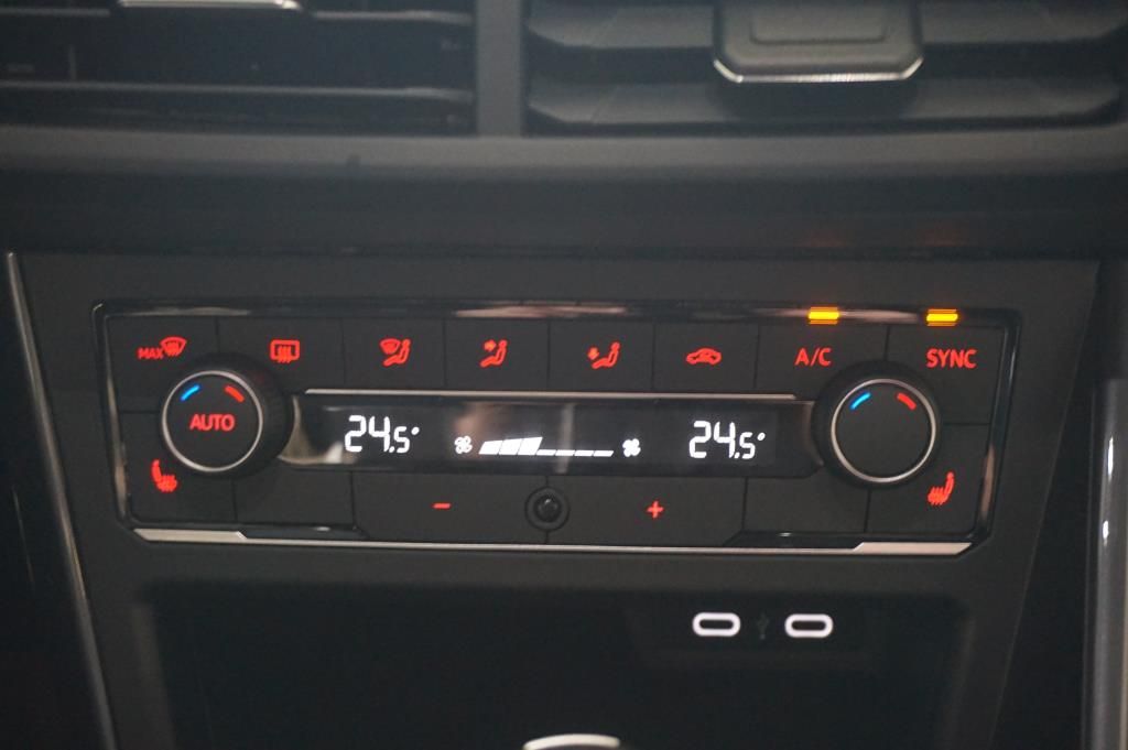 Volkswagen POLO 1,0 TSI DSG R-LINE KAMERA SHZ ACC LED NAVI