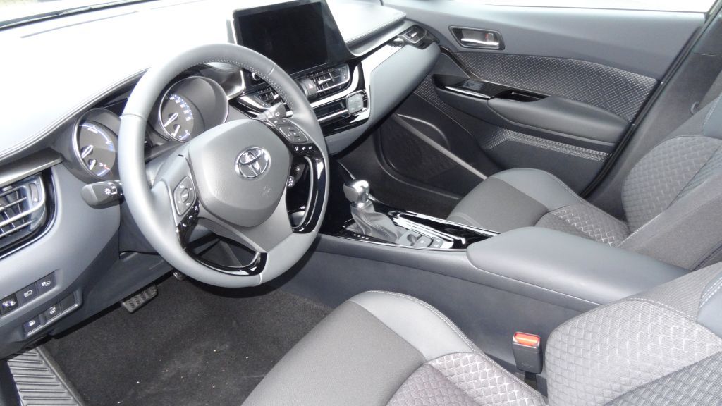 Toyota C-HR 2.0 Hybrid - Samsaru's Car Outlet