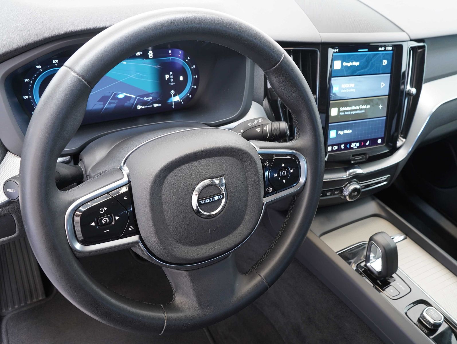 Volvo XC60 B4 B Plus Dark LED/NAVI/PILOT/ACC/KAMERA