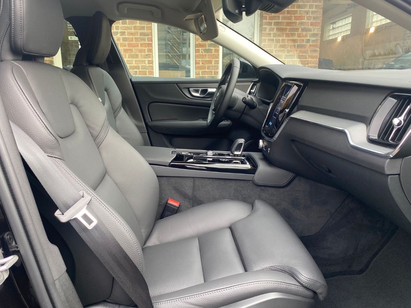 Volvo V60 T6 Plus Dark Plug-In Hybrid AWD AHK 360 Harm