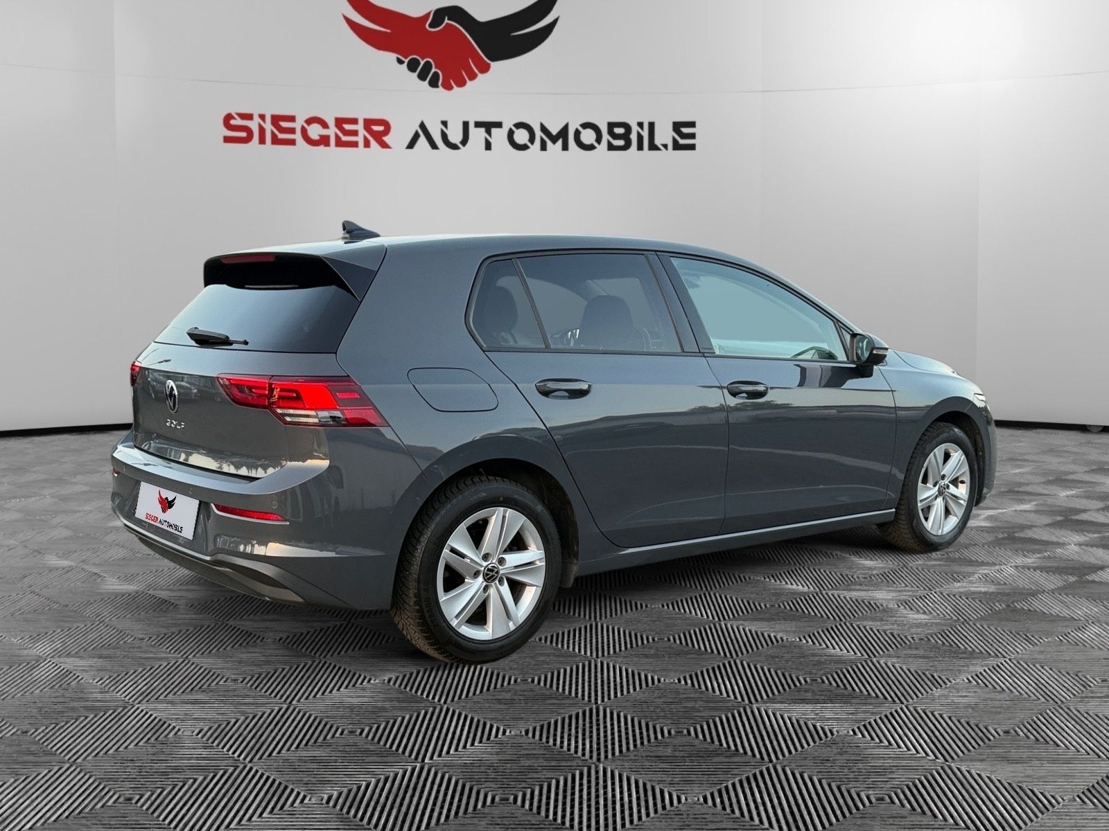 Volkswagen Golf VIII 2.0 TDI DSG LIM. LIFE - Samsaru's Car Outlet
