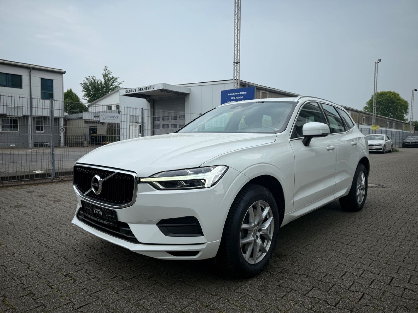 Volvo XC60 Momentum Pro AWD - Samsaru's Car Outlet