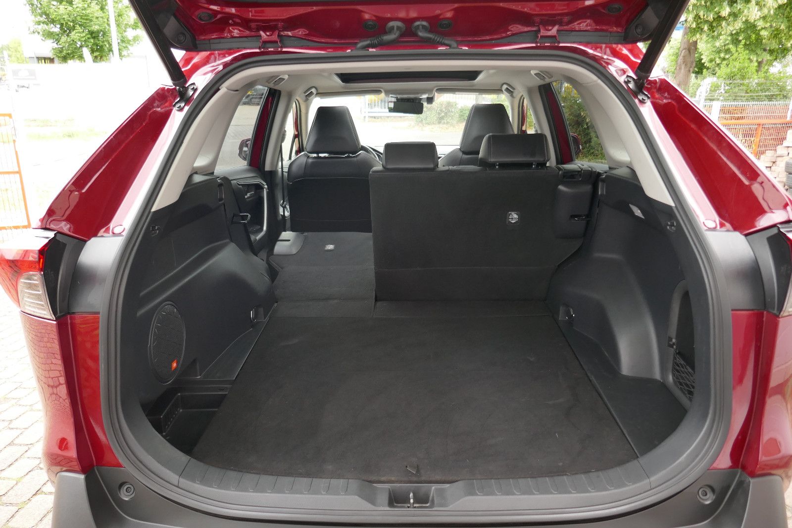 Toyota RAV 4 Hybrid Lounge Allrad - Samsaru's Car Outlet