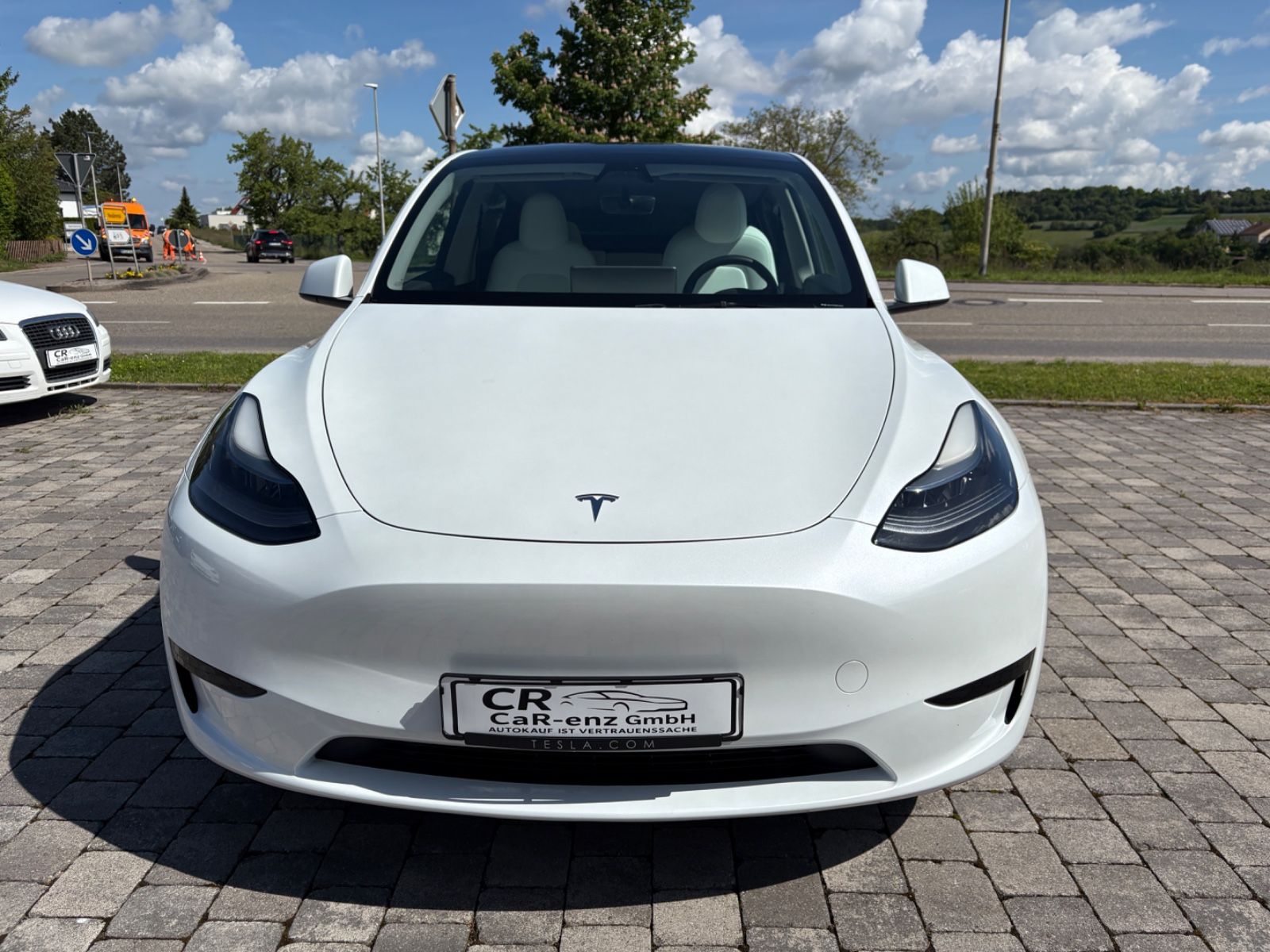Tesla Model Y RWD Innen weiß