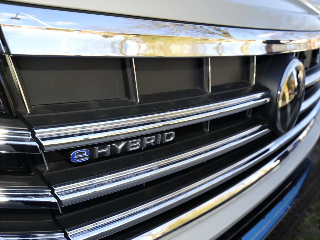 Volkswagen Touareg V6 eHybrid 4M Atmosphere - Samsaru's Car Outlet