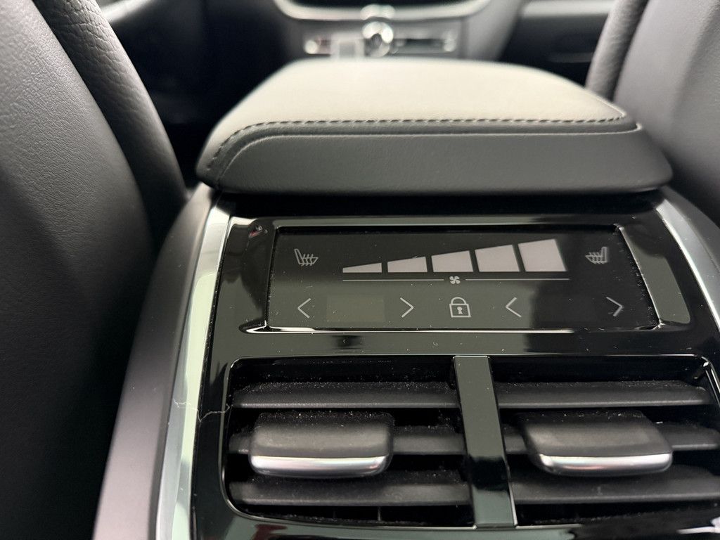 Volvo XC60 B5 AWD Ultra Dark *AHK*21-Zoll*360°*Luft-Fa