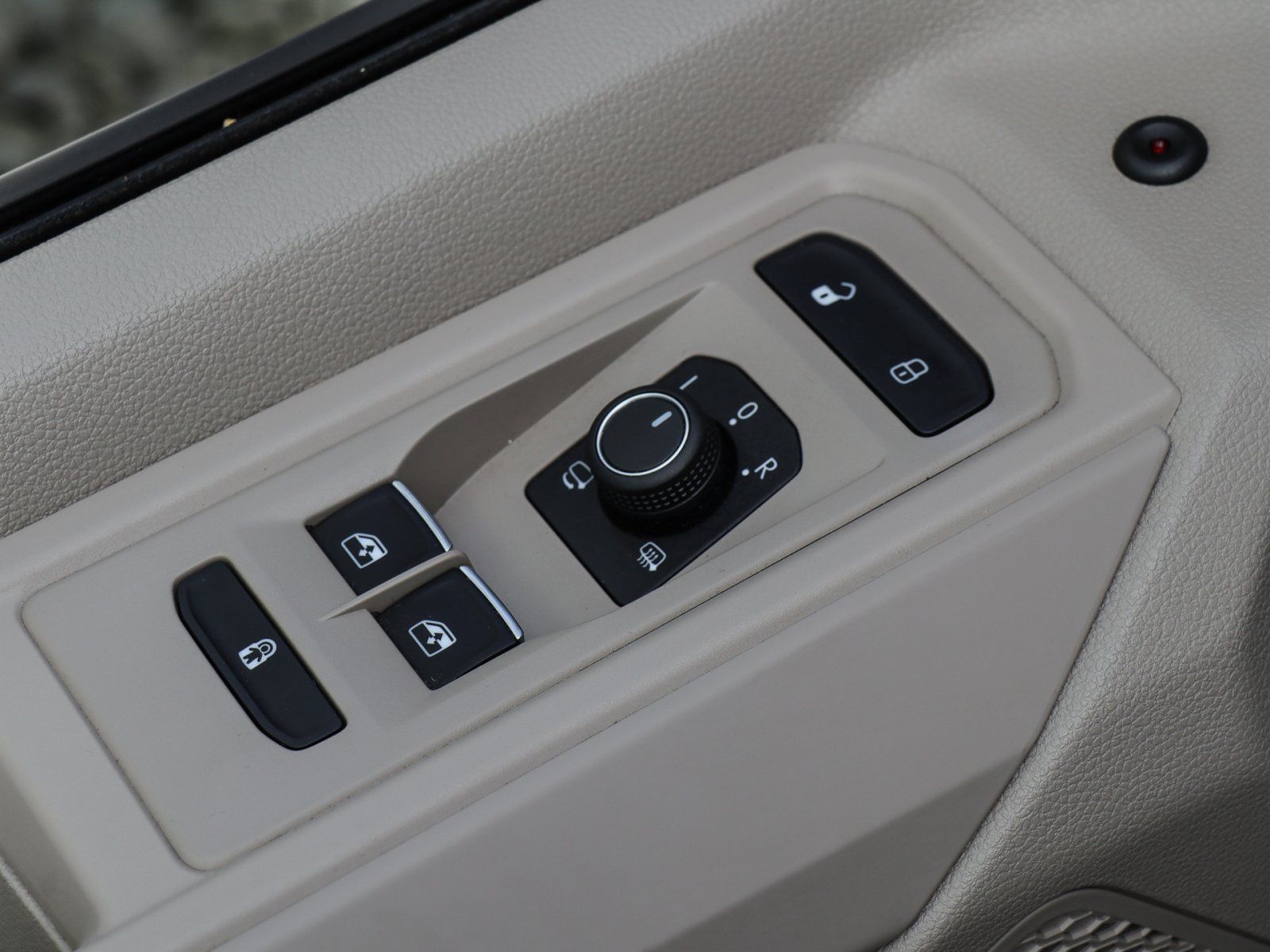 Volkswagen T7 Multivan 1.5 TSI DSG Life - Samsaru's Car Outlet