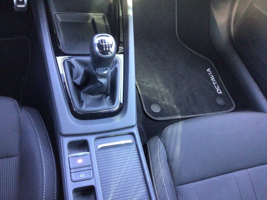 Skoda Octavia Combi 1.5 TSI Sportline - Samsaru's Car Outlet