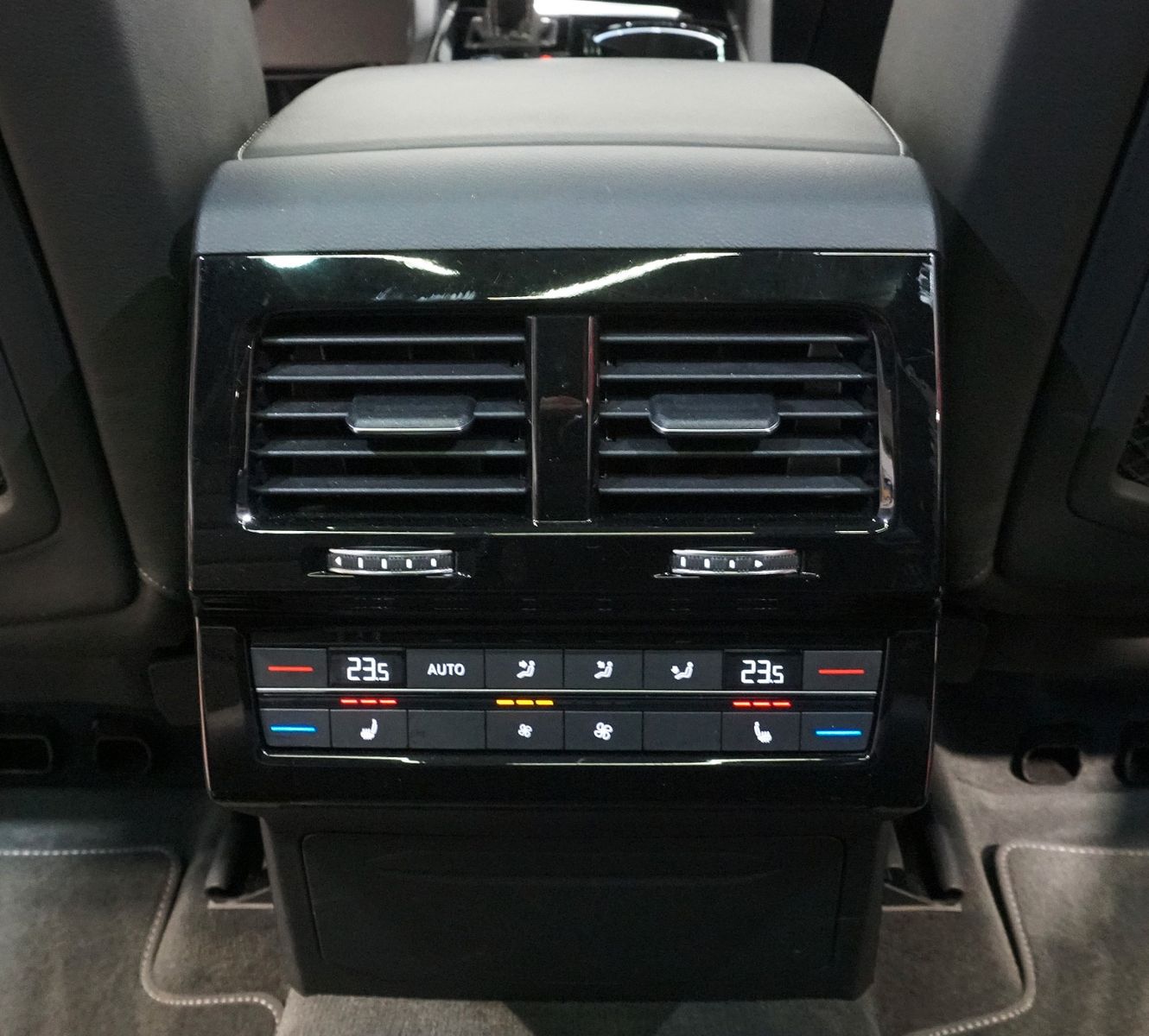 Volkswagen Touareg 3.0 TSI R-Line 4Motion - Samsaru's Car Outlet