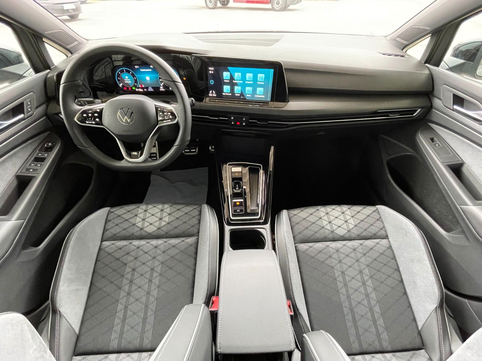 Volkswagen Golf VIII R-Line 2.0 TDI DSG - Samsaru's Car Outlet