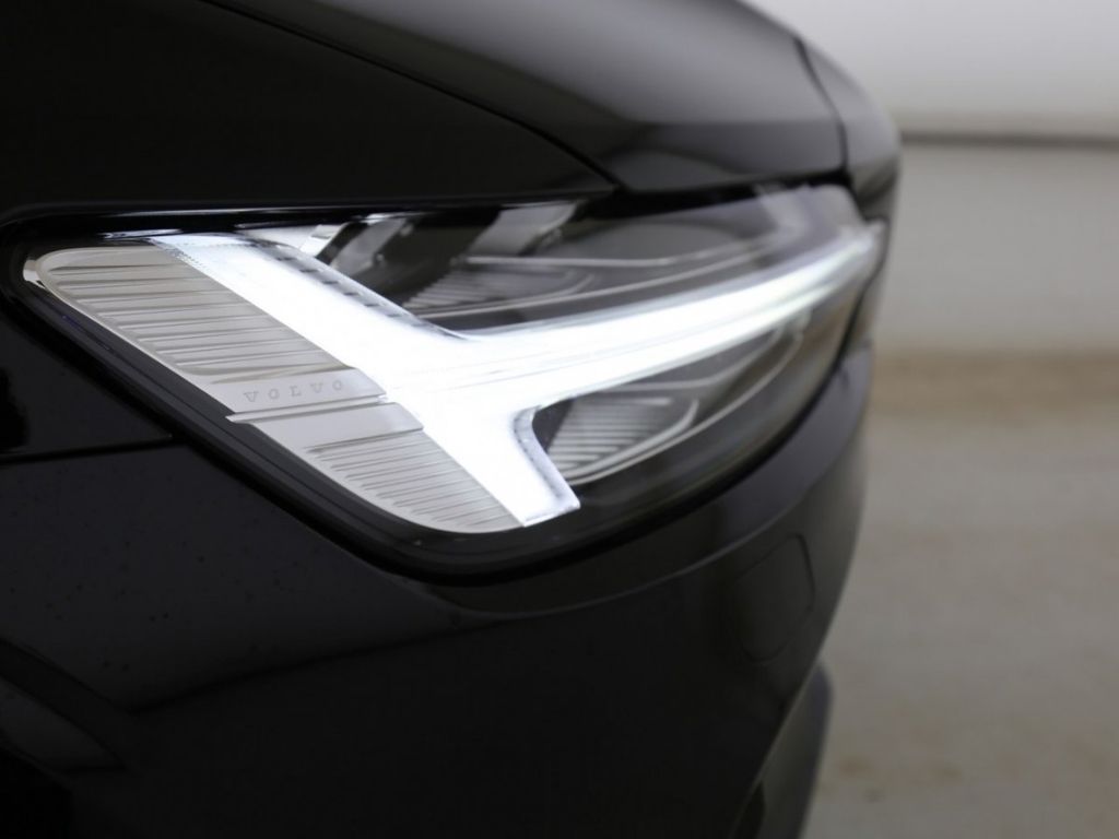 Volvo S60 Lim. B4 Plus Dark PANO NAVI STNDHZ HARMANN K