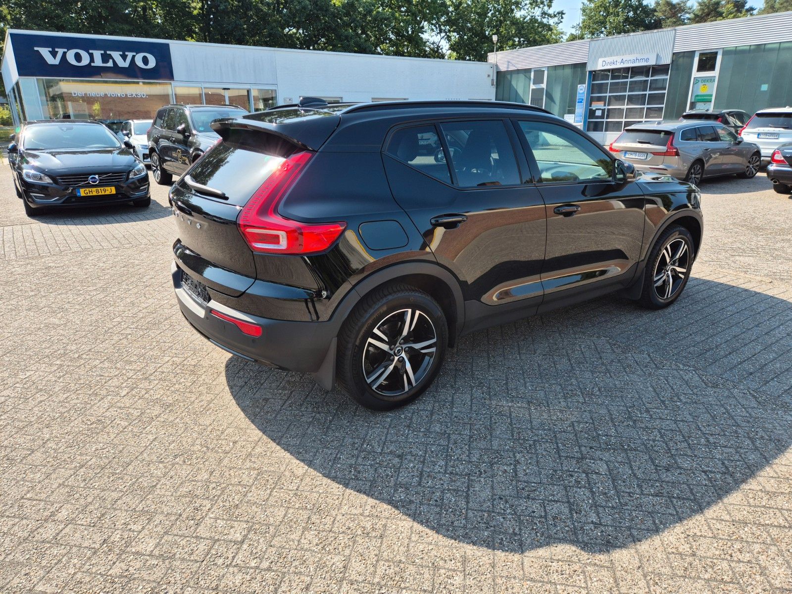Volvo XC40 Plus Dark 2WD B3 - Samsaru's Car Outlet