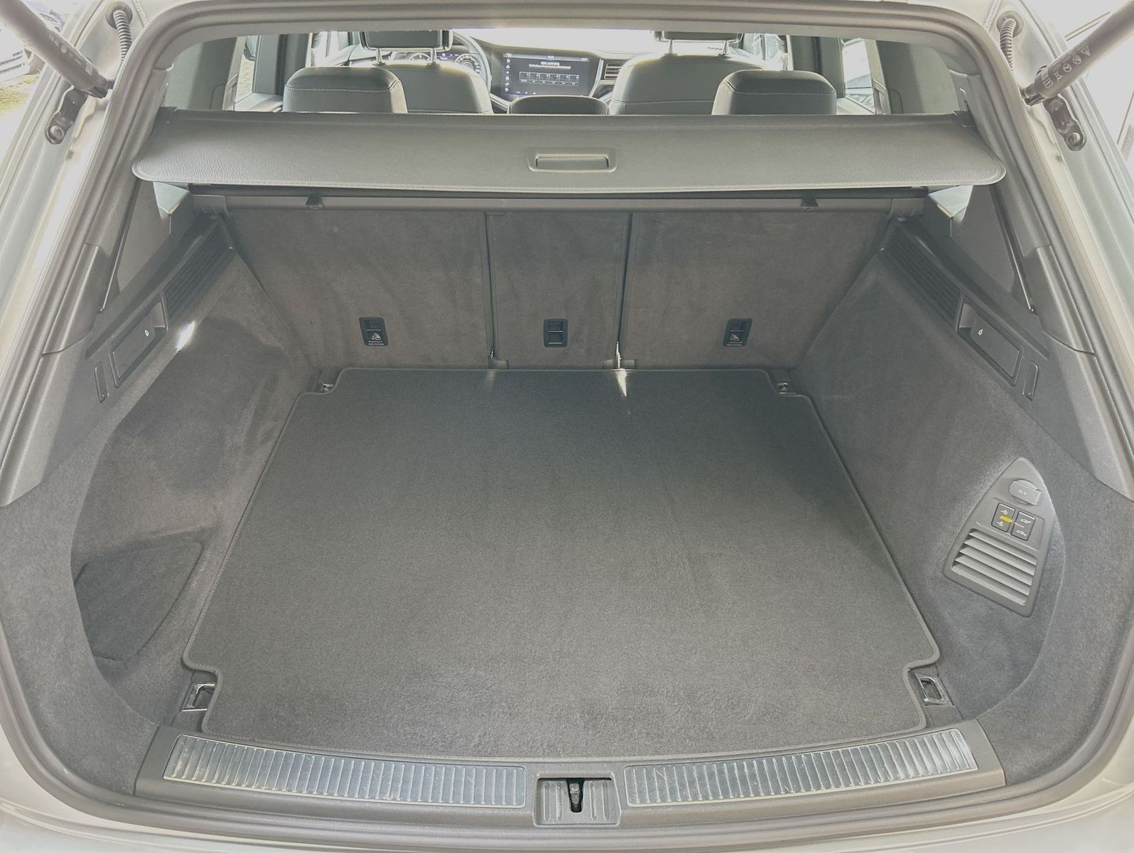 Volkswagen Touareg 3.0 TDI 4Motion R-Line - Samsaru's Car Outlet