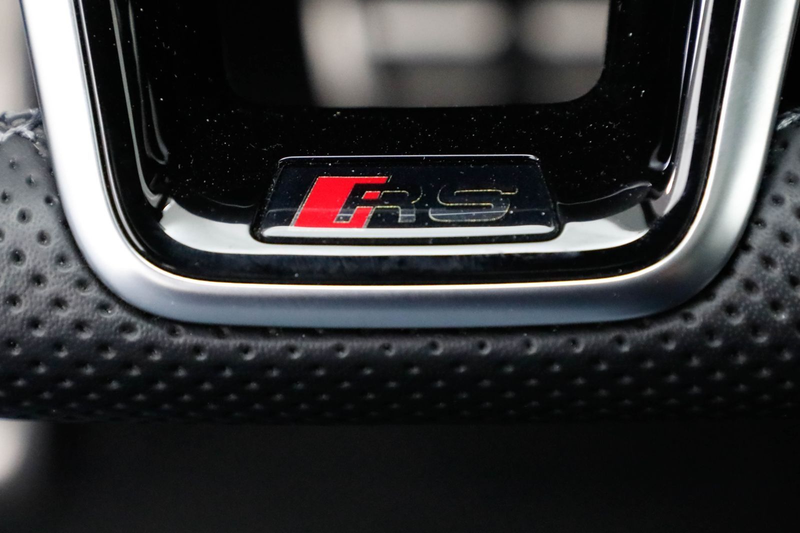 Audi RS 6 Avant AHK Matrix HUD Keramik Pano 305km/h