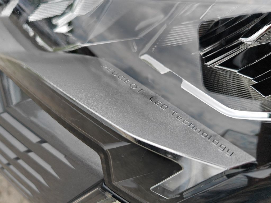 Peugeot 3008 PureTech 130 EAT8 - Samsaru's Car Outlet