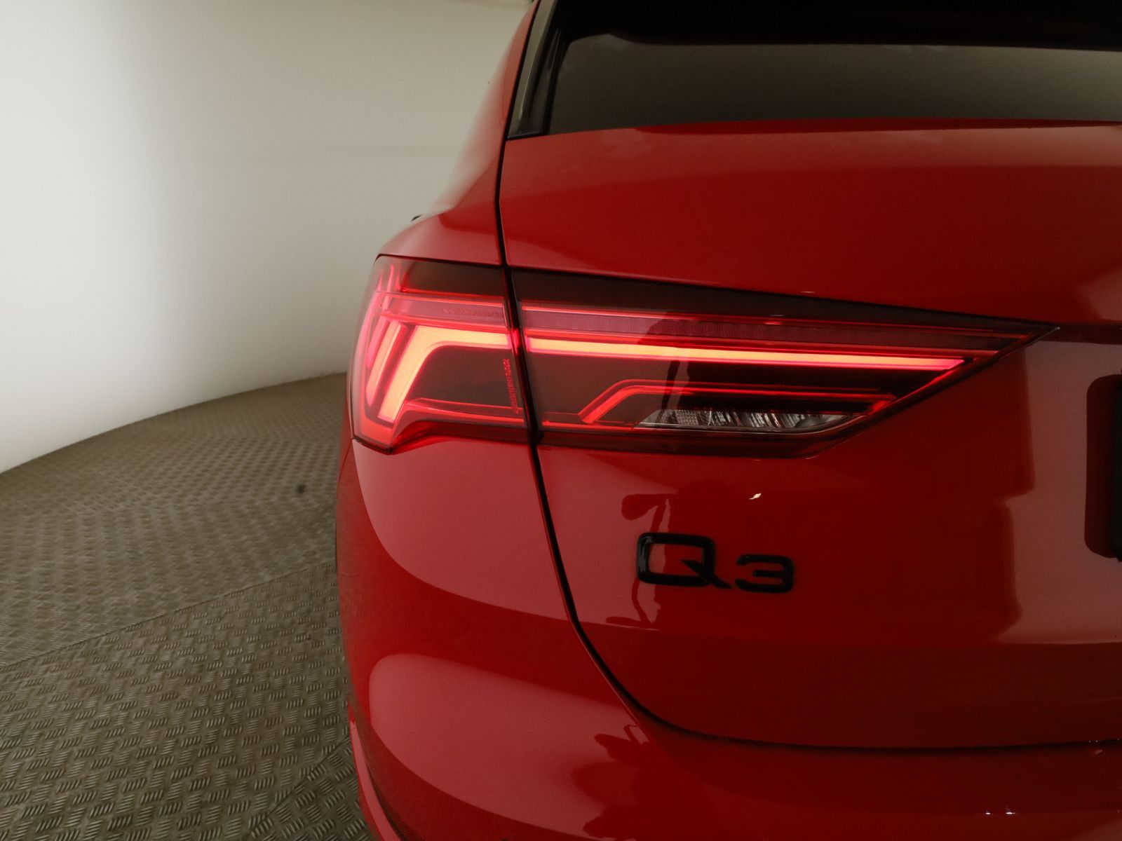 Audi Q3 40 TDI quattro S line M - Samsaru's Car Outlet