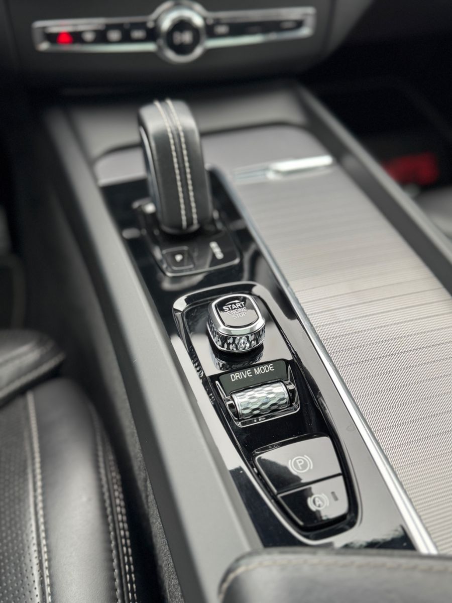 Volvo XC60 R Design AWD - Samsaru's Car Outlet