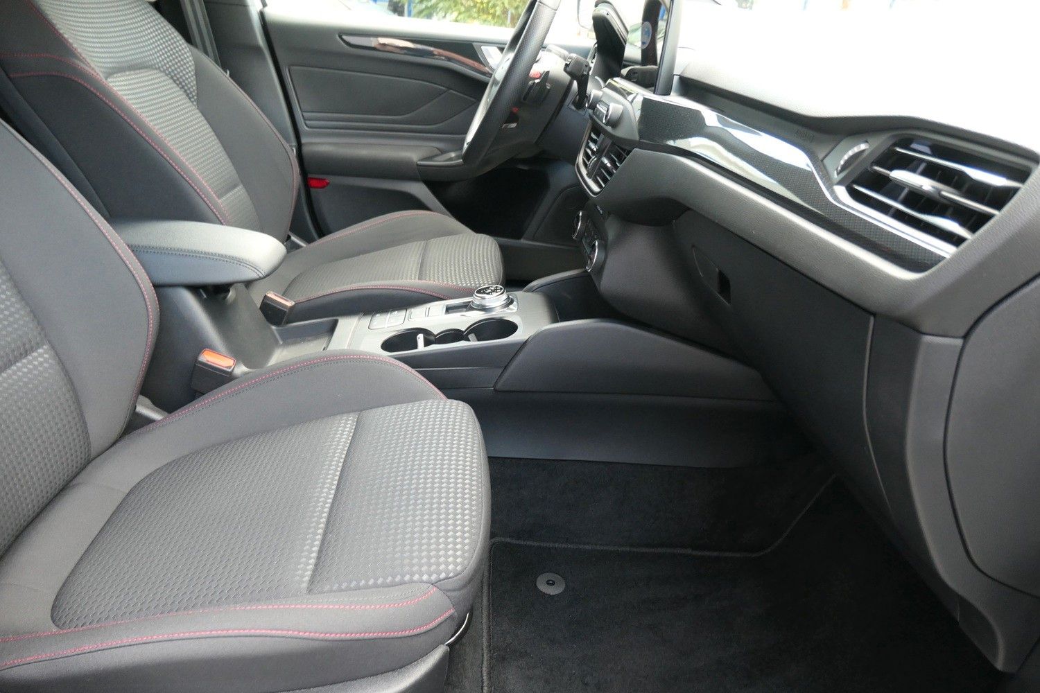 Ford Focus Turnier 1.5 ST-Line - Samsaru's Car Outlet