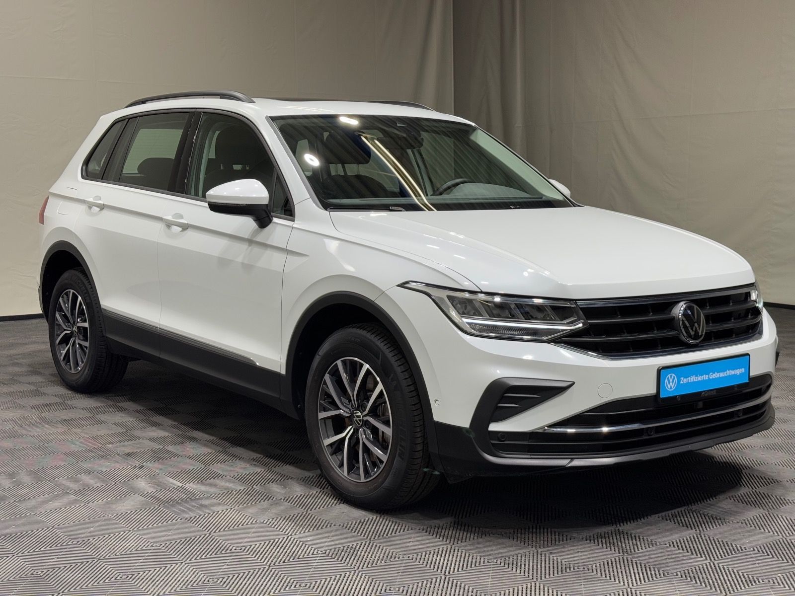 Volkswagen Tiguan Life 1.4 TSI eHybrid - Samsaru's Car Outlet