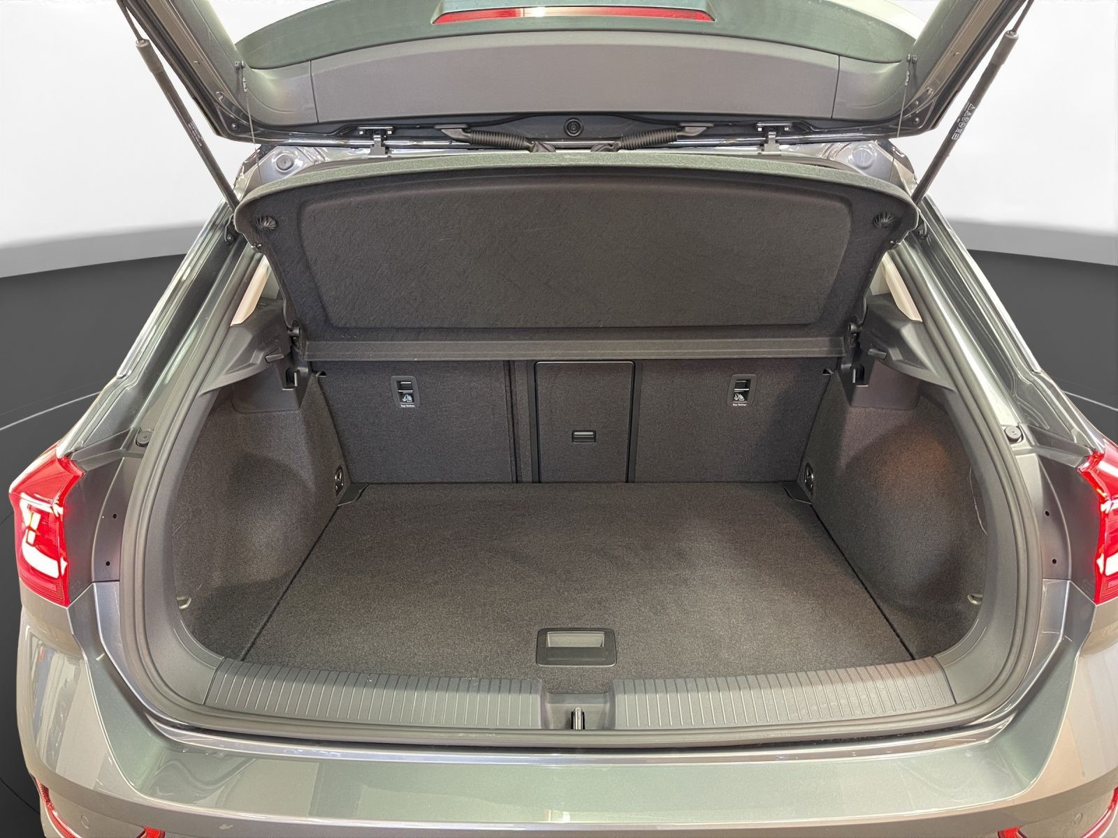 Volkswagen T-Roc 1.5 TSI Style - Samsaru's Car Outlet