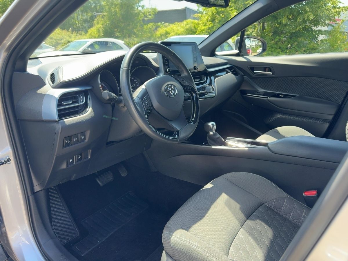 Toyota C-HR 2.0 Hybrid Team - Samsaru's Car Outlet