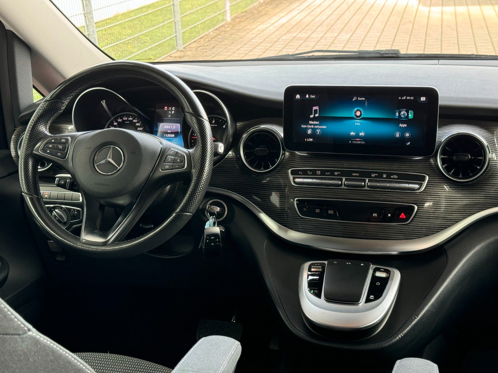 Mercedes-Benz V250 Lang 4Matic - Samsaru's Car Outlet