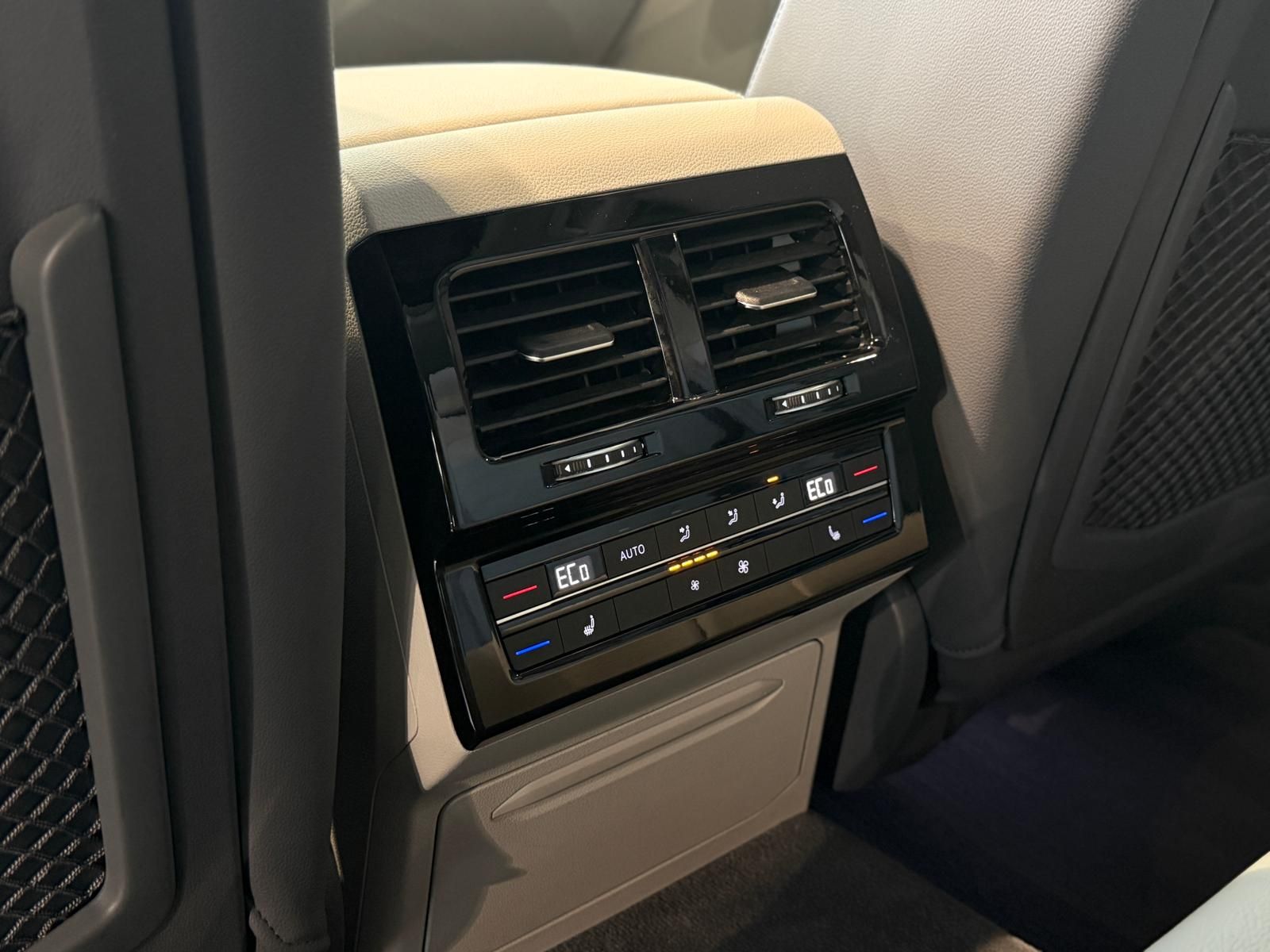 Volkswagen Touareg Elegance 4Motion eHybrid - Samsaru's Car Outlet
