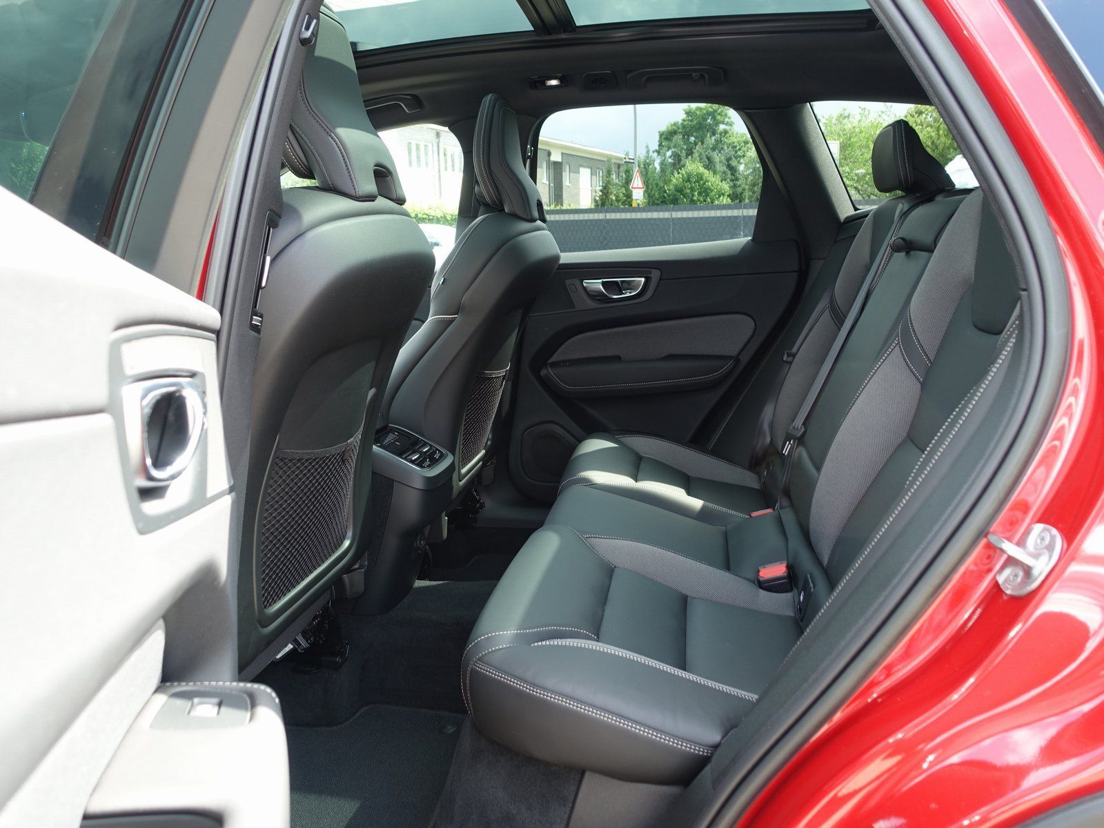 Volvo XC60 B5 Ultimate Dark AWD - Samsaru's Car Outlet