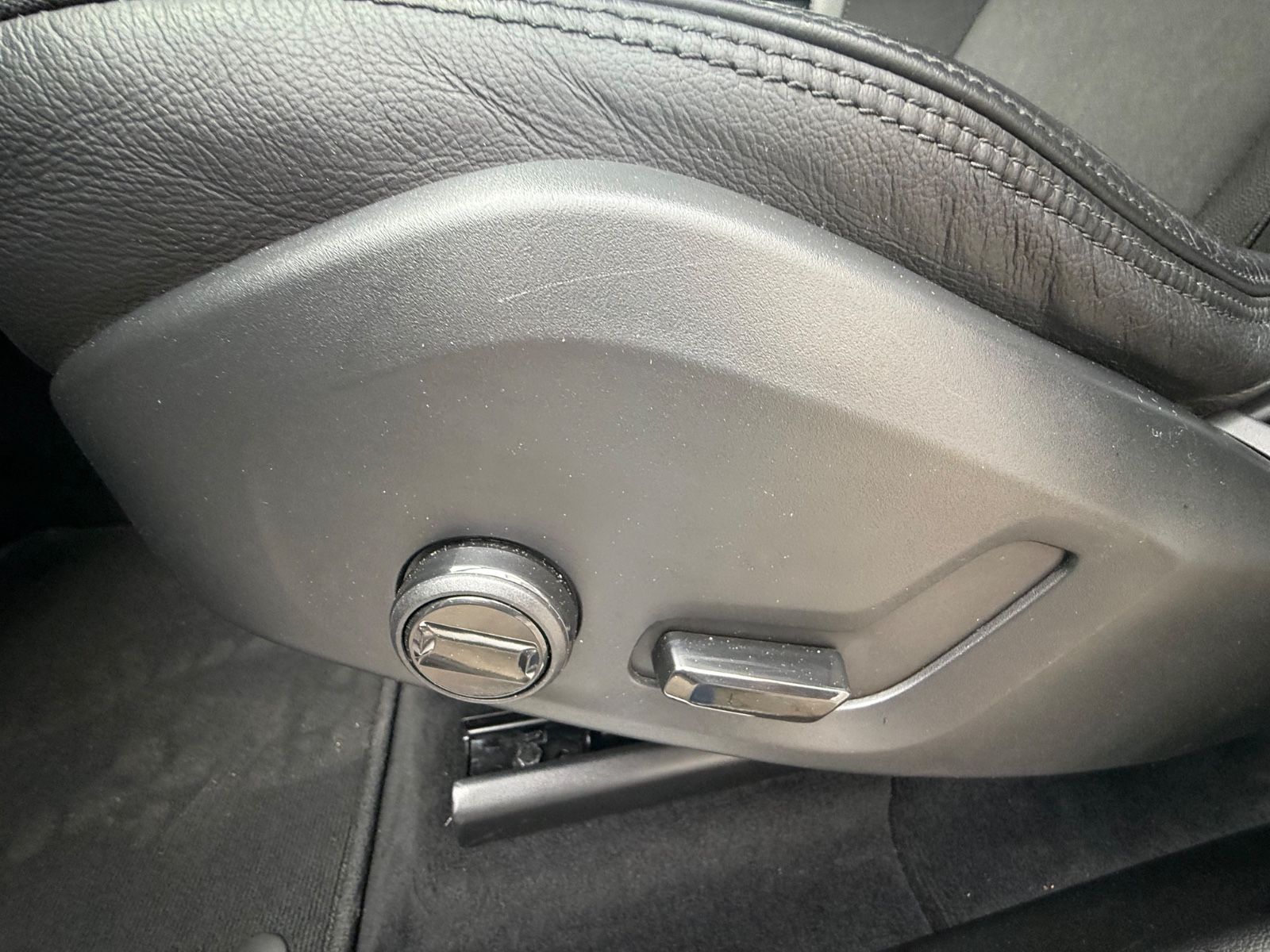 Volvo XC60 Momentum Pro AWD - Samsaru's Car Outlet