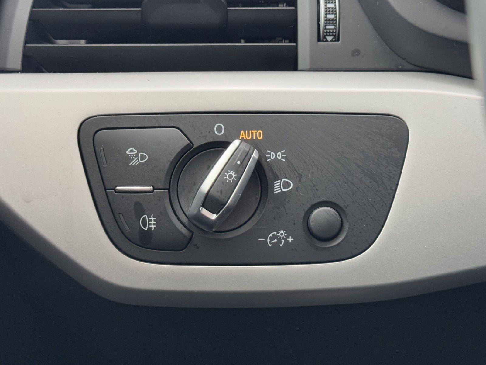 Audi A4 Lim. 40 TDI quattro S-Tr. - Samsaru's Car Outlet