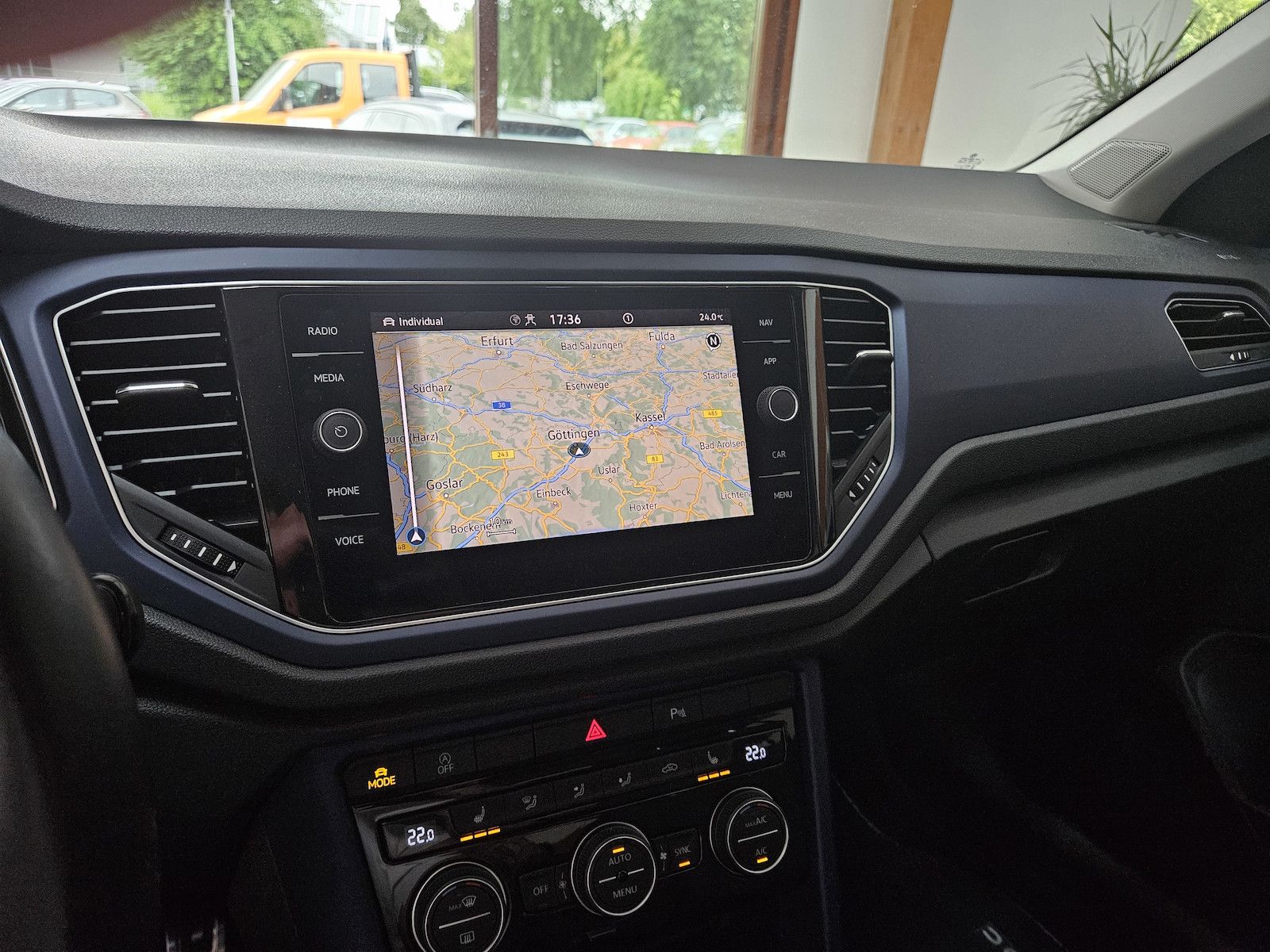 Volkswagen T-Roc 1.5 TSI Style - Samsaru's Car Outlet