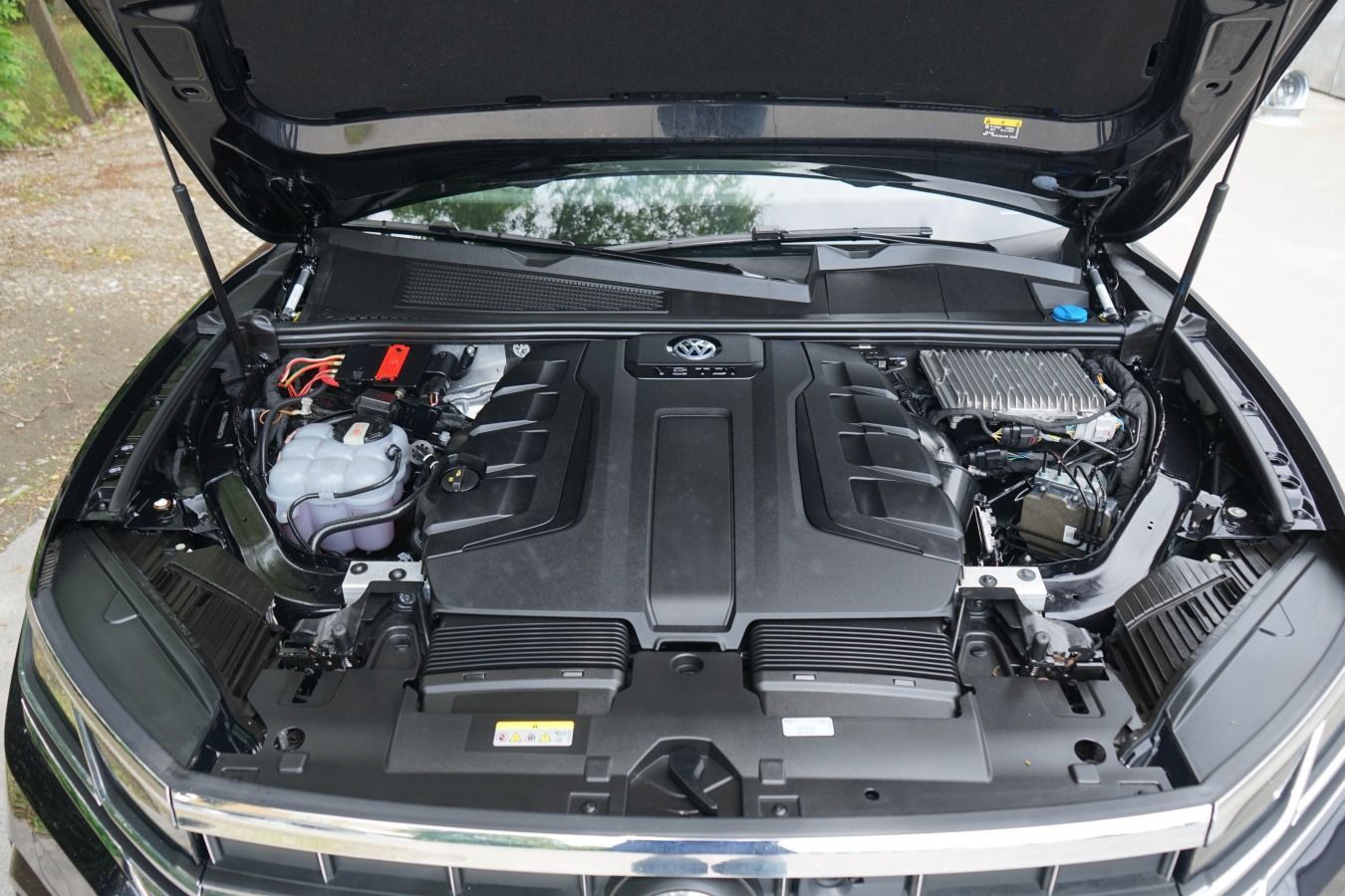 Volkswagen Touareg 4.0 V8 TDI R-Line - Samsaru's Car Outlet