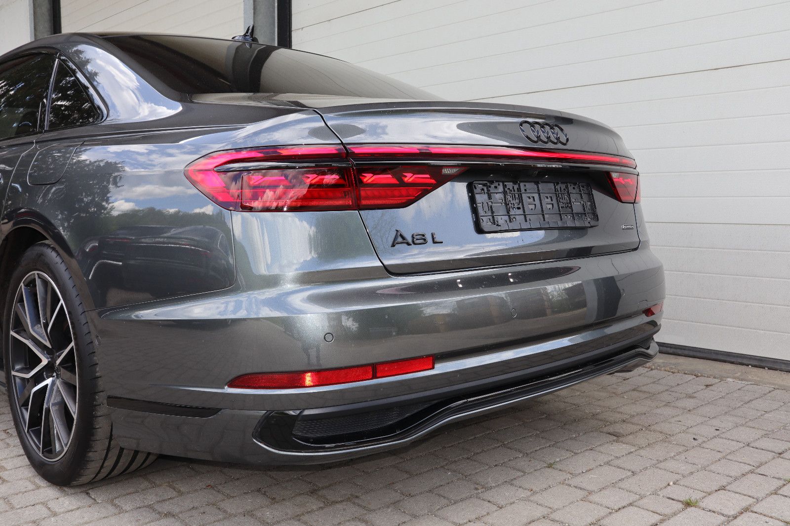 Audi A8L 60 TFSIe lang S-Line BLACK - Samsaru's Car Outlet