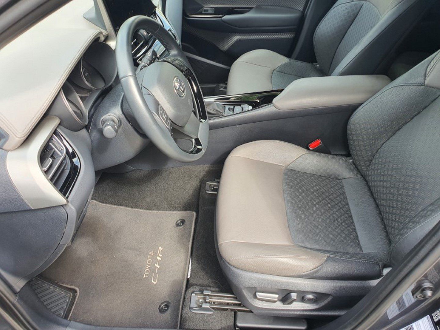 Toyota C-HR 2.0 Hybrid Lounge - Samsaru's Car Outlet