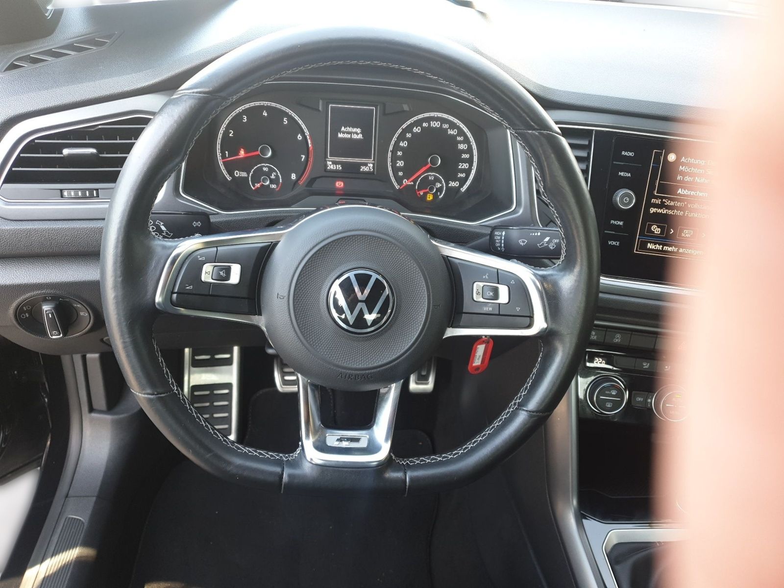 Volkswagen T-Roc 1.5 TSI R-LINE - Samsaru's Car Outlet