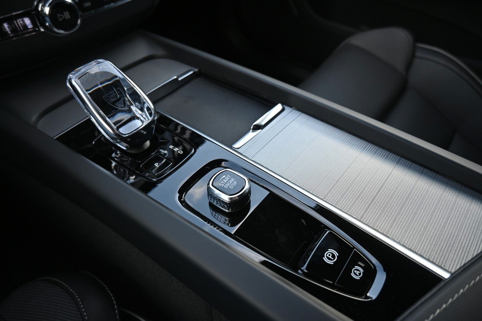 Volvo XC60 B5 AWD Plus Dark*FSHZG*360°*H&K*ACC*AHK