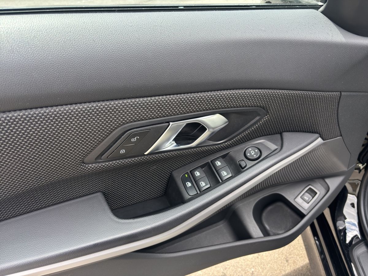 BMW 320i Touring Advantage - Samsaru's Car Outlet