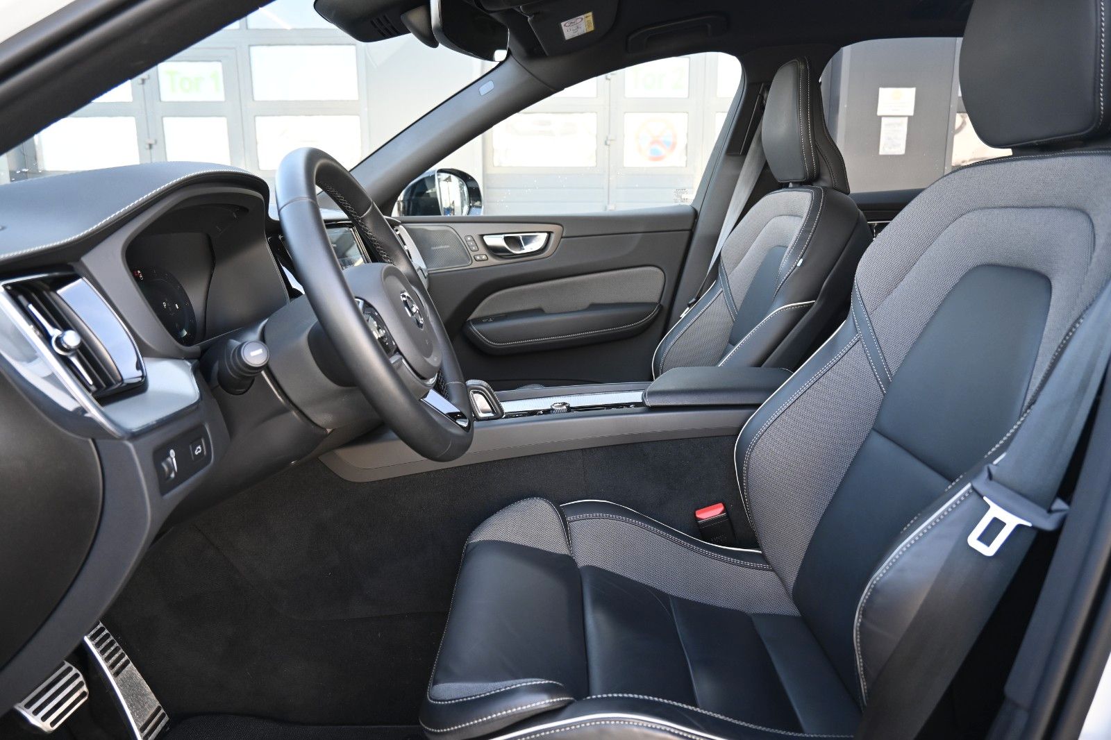 Volvo XC60 B5D AWD R-Design*LUFT*360*H&K*STHZ*HUD*QI