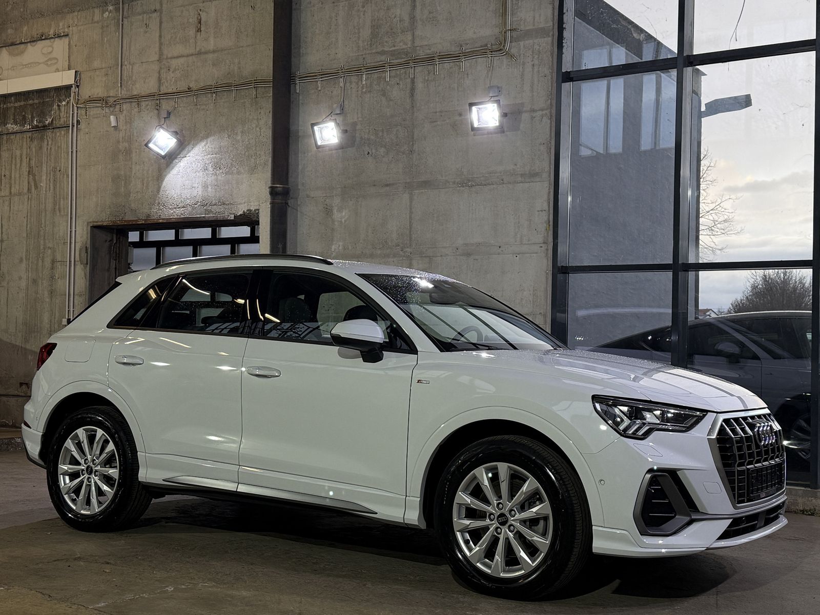 Audi Q3 45 S line - Samsaru's Car Outlet