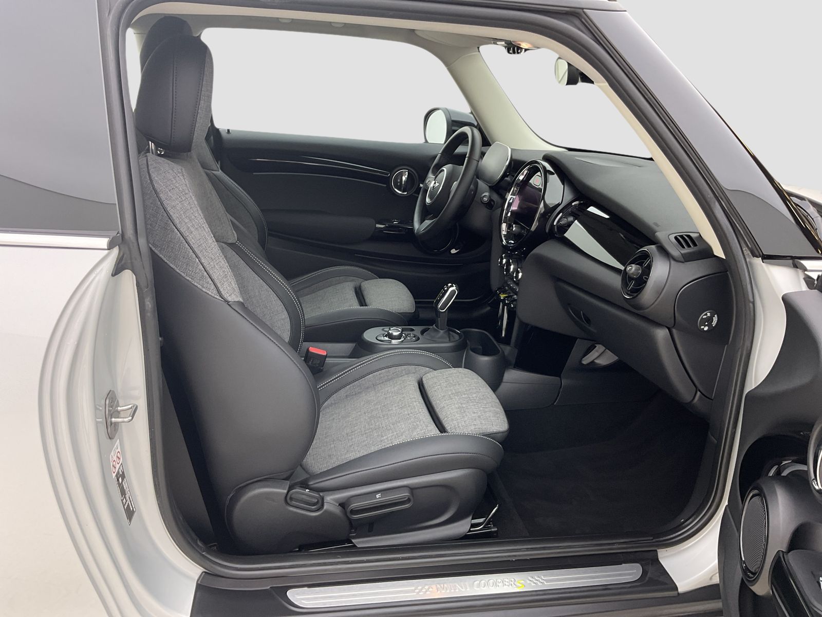 MINI Cooper SE - Samsaru's Car Outlet