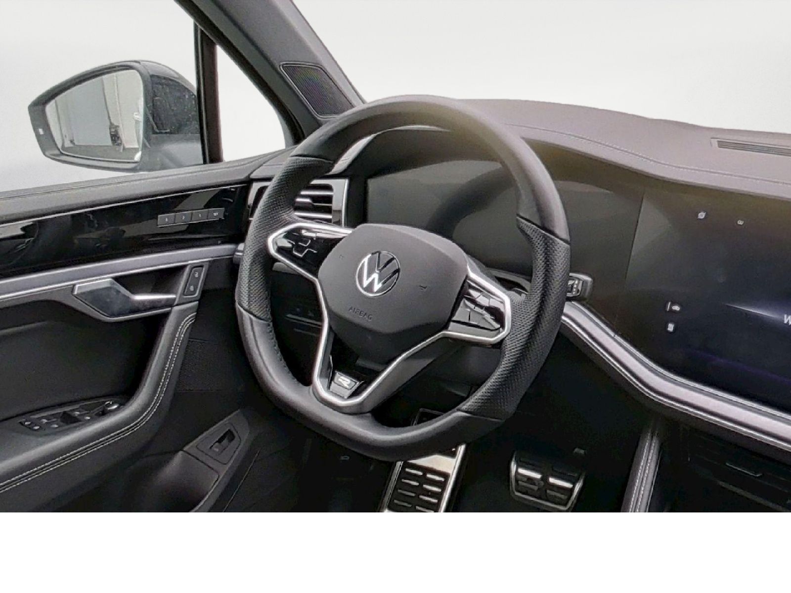Volkswagen Touareg 3.0 TDI R-line Black - Samsaru's Car Outlet