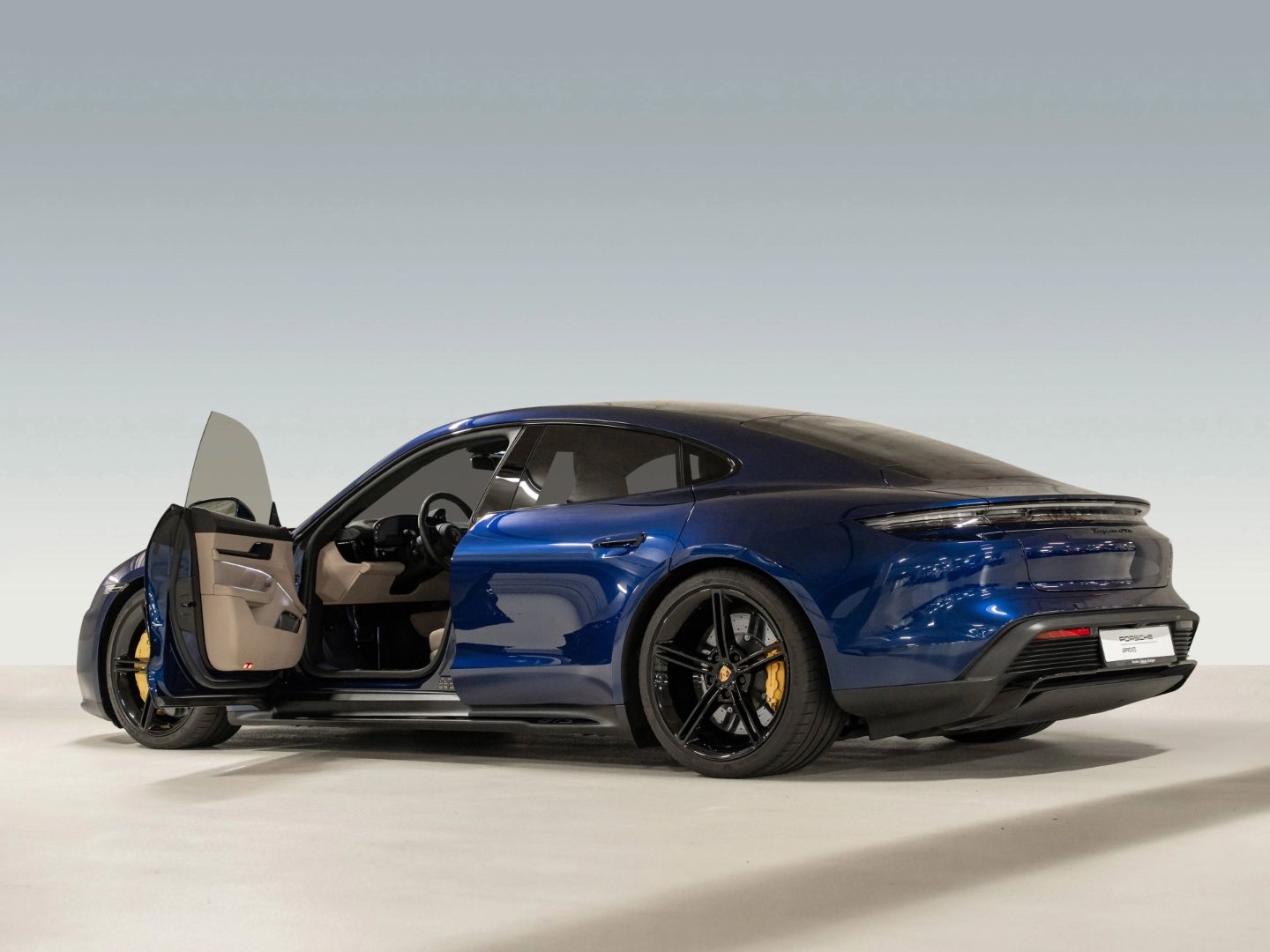 Porsche Taycan GTS InnoDrive Burmester Beifahrerdisplay