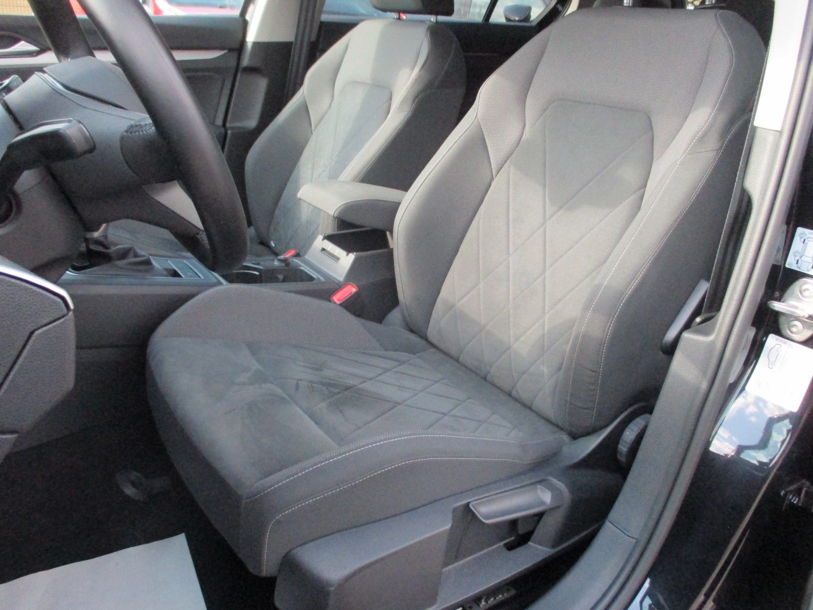 Volkswagen Golf 8 1.5 TSI Life - Samsaru's Car Outlet