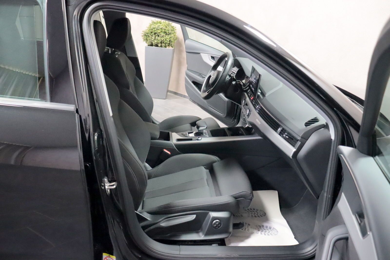 Audi A4 Lim. 40 TFSI Quattro S Line - Samsaru's Car Outlet