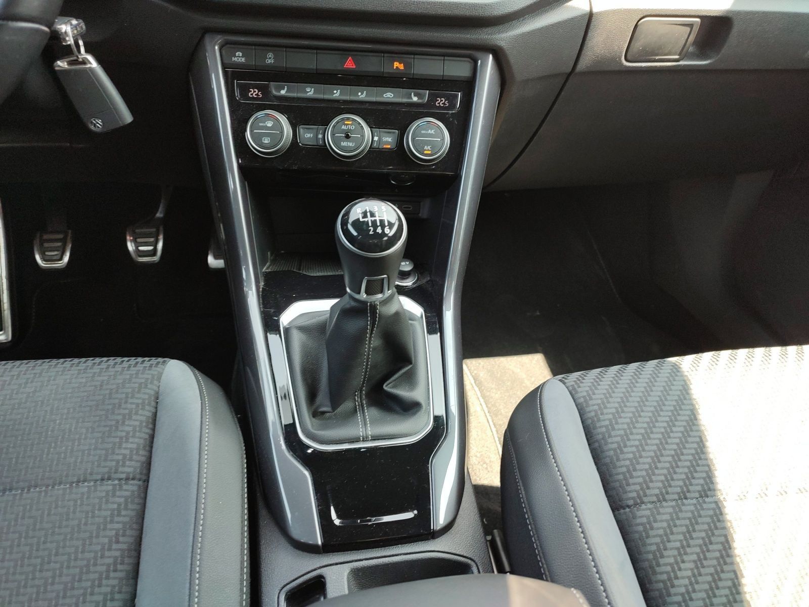 Volkswagen T-ROC 1.5 TSI R-Line - Samsaru's Car Outlet
