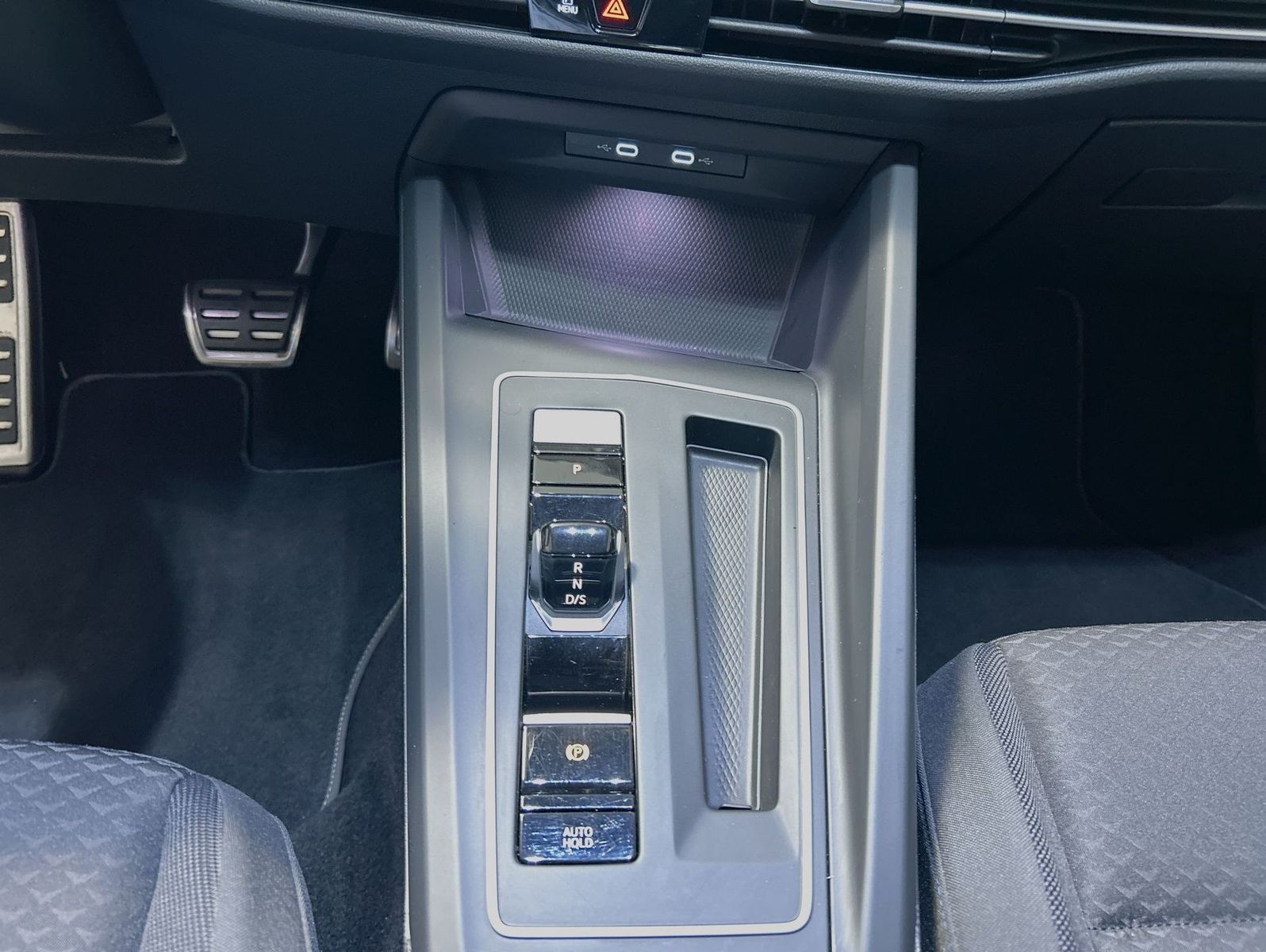 Volkswagen Golf VIII 1.0 eTSI DSG United - Samsaru's Car Outlet