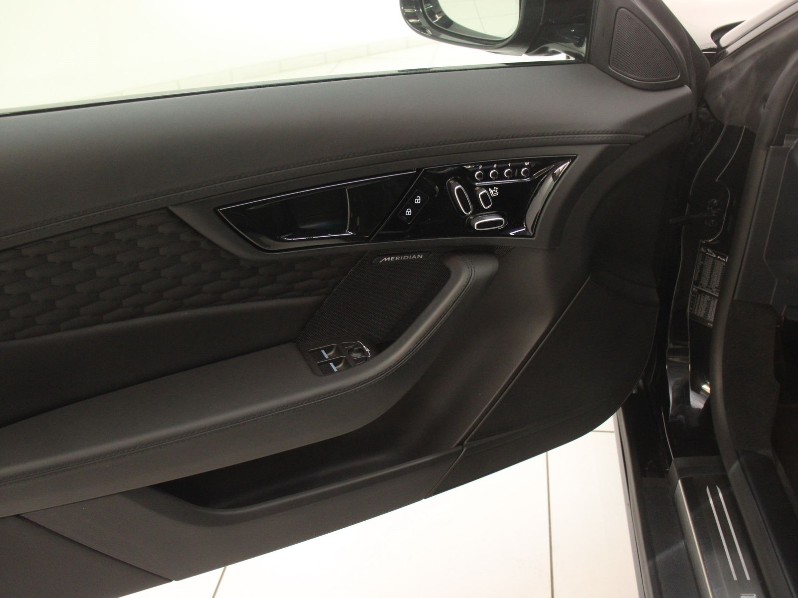 Jaguar F-Type Coupe P575 AWD Aut. R75 DAB LED RFK PDC