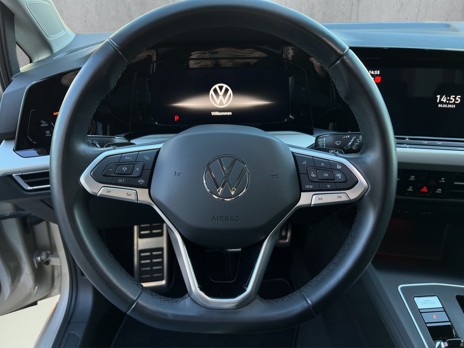 Volkswagen Golf VIII 1.5 eTSI Move DSG - Samsaru's Car Outlet