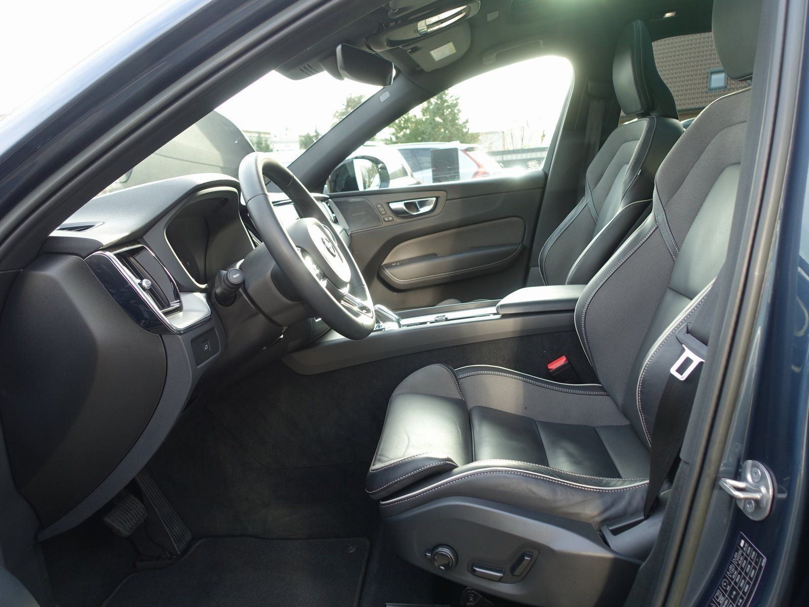 Volvo XC60 B4 Diesel Plus Dark AWD/Pano/AHK/360°/H&K