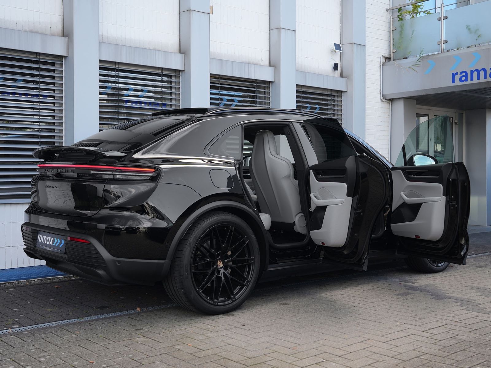 Porsche Macan 4 ACC-LUFTF.-PANO-BOSE-22"RS-LEDER KREIDE